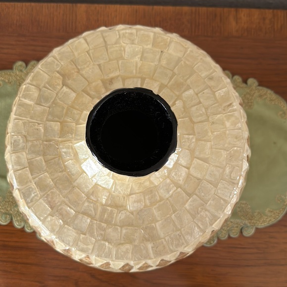 Gold/cream colored shell mosaic vase - Picture 4 of 8